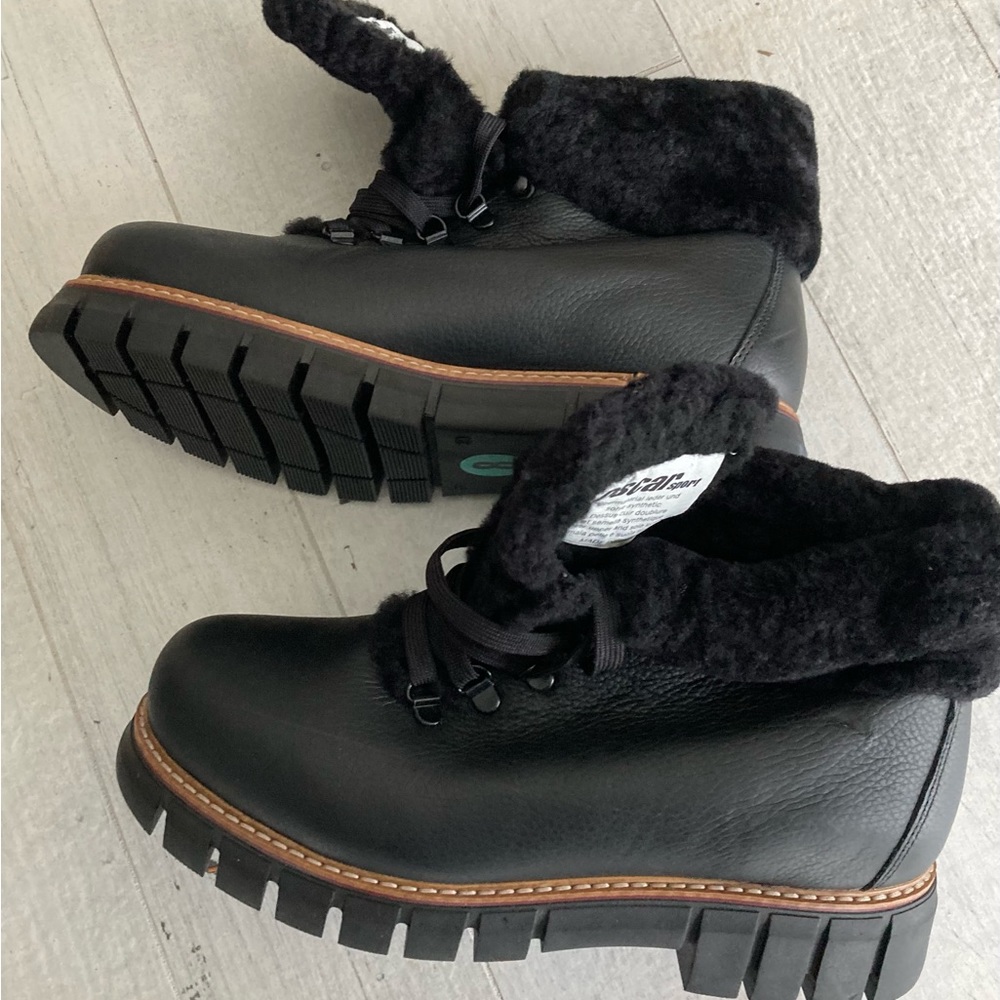 New without tags Oscar Sport Shoes/Boots USA size 8 /euro 39 made in Italy.